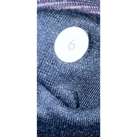 Lululemon.  Size 6 ladies . Navy cropped capris. Excellent condition, - Picture 6 of 6